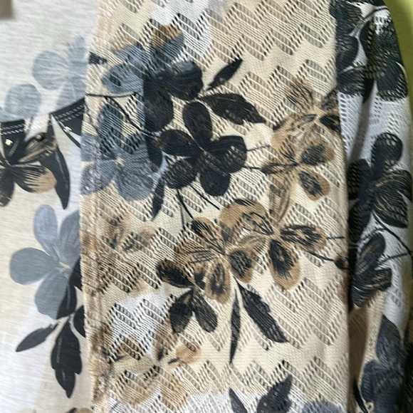 Alfred Dunner Blue and Cream Floral Top - Picture 4 of 6